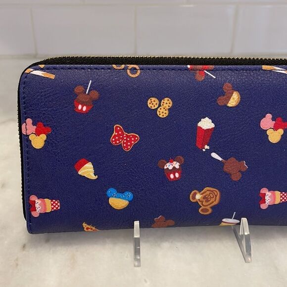 Lounge Fly Wallet Disney Parks NWT Snack Treats Food Zip Continental Wallet HTF - Picture 6 of 17